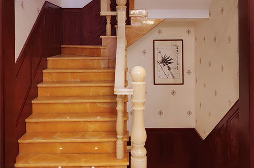 大足中式别墅室内汉白玉石楼梯的定制安装装饰效果